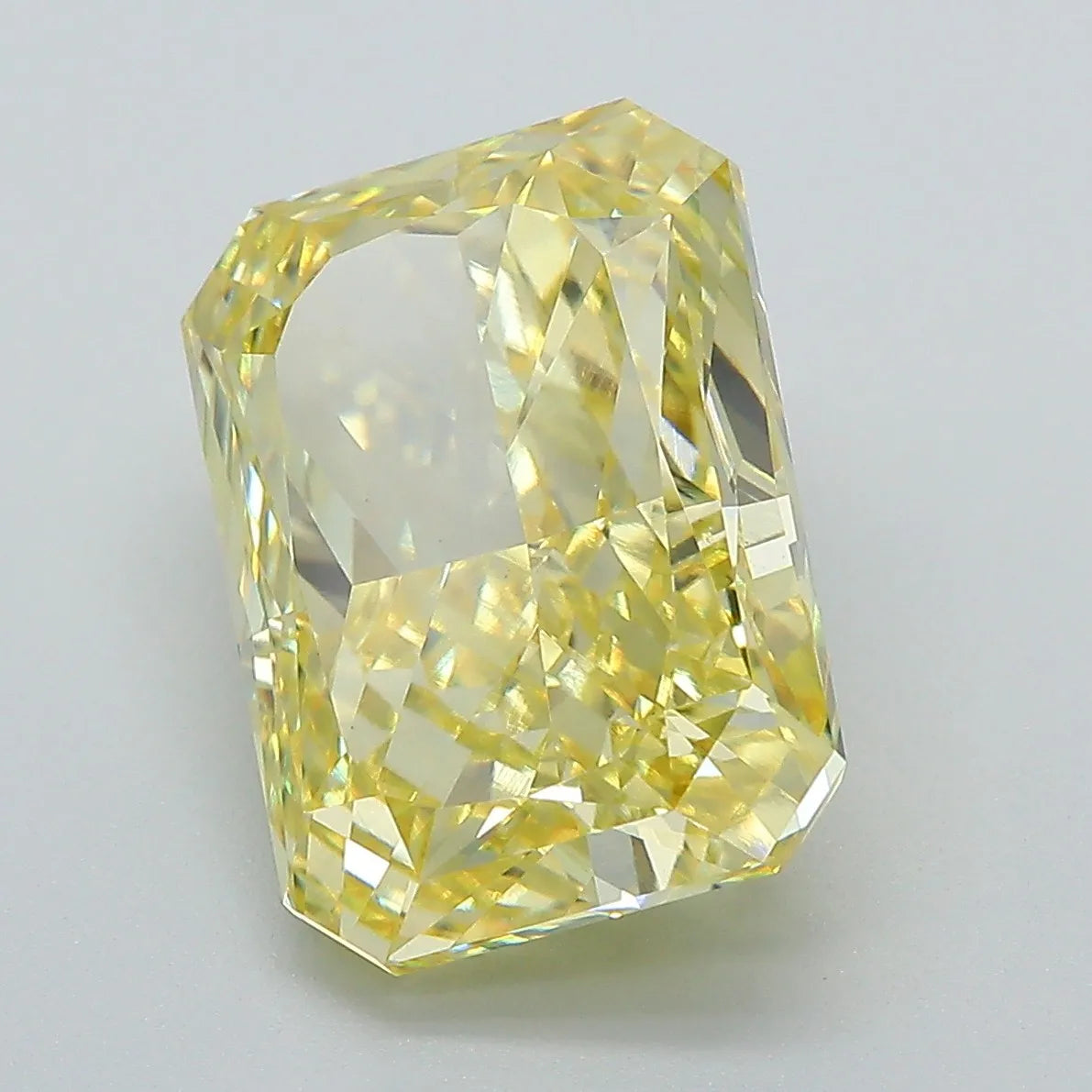 Diamant de laboratoire radiant de 7,01 ct (couleur jaune vif fantaisie, pureté VS1, certifié IGI)