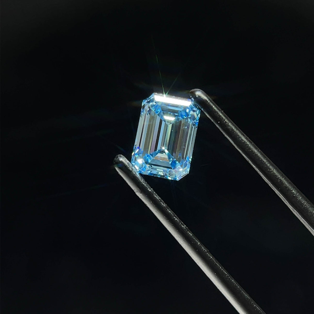 Lab-Grown Emerald Diamond - 0.94 Carats, Fancy Vivid Blue Color, VVS2 Clarity - Certified by IGI - Report Number: LG588342765