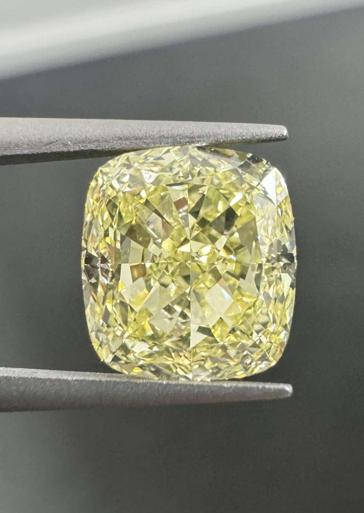 Cushion Brilliant 2.51ct Fancy Yellow VVS1 - Cut • GIA • 7463746760